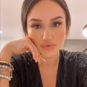 Meet your Posher, Cassandra